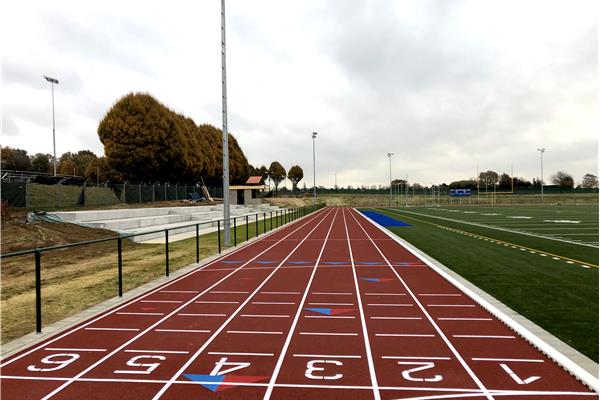 Aanleg sportpark met kunstgrasveld voor voetbal, American football en rugby en atletiekpiste (4.500 m2) - Sportinfrabouw NV